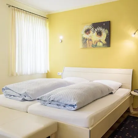 Zum Hirsch Guest house 3*